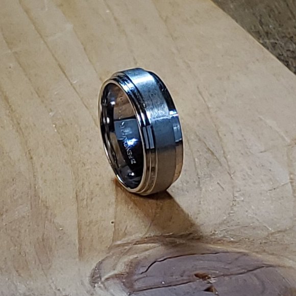 New Confort Fit Benchmark Signed Ring Floor Sample - Picture 4 of 6